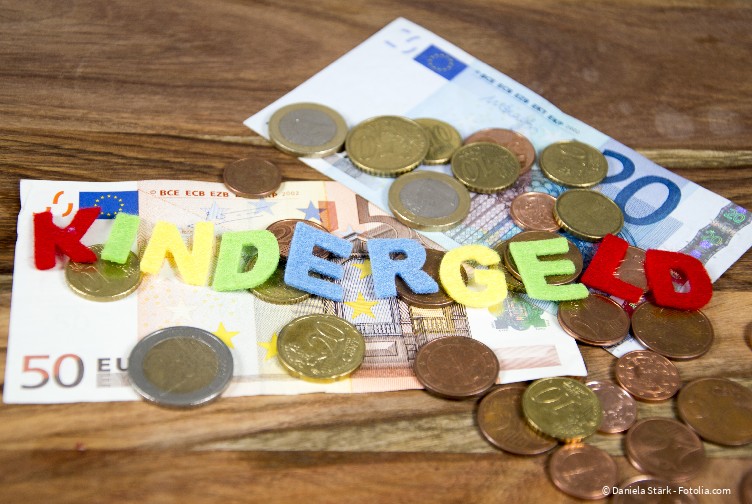 Bei volljährigen Kindern wird gemäß der Düsseldorfer Tabelle das Kindergeld in voller Höhe angerechnet. Es zählt als eigenes Einkommen des Kindes.